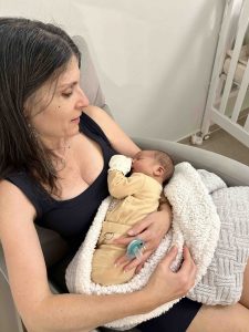 מרדימה את יואבי בלילה הראשון שהגיע הביתה ונותנת לזוג הטרי לישון כל הלילה